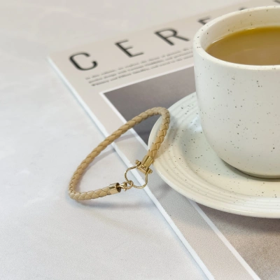 دستبند چرم و طلا زنانه طرح امگا کرم کد GD0111