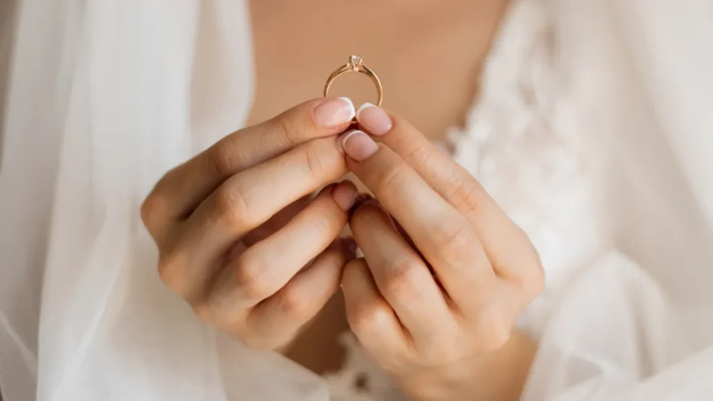 انگشت کوچک برای قرار گرفتن حلقه