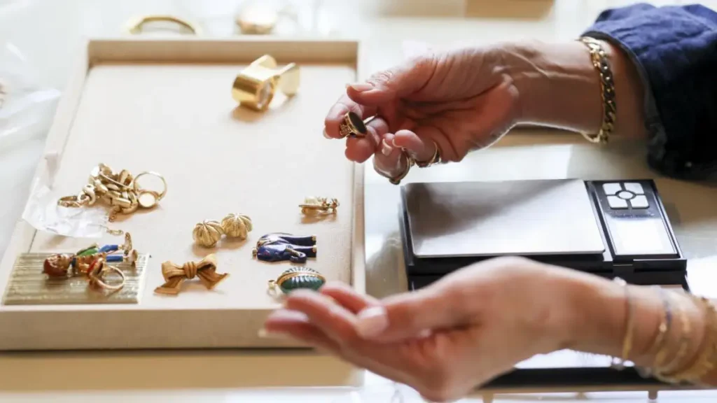 بررسی کد حک شده روی طلا