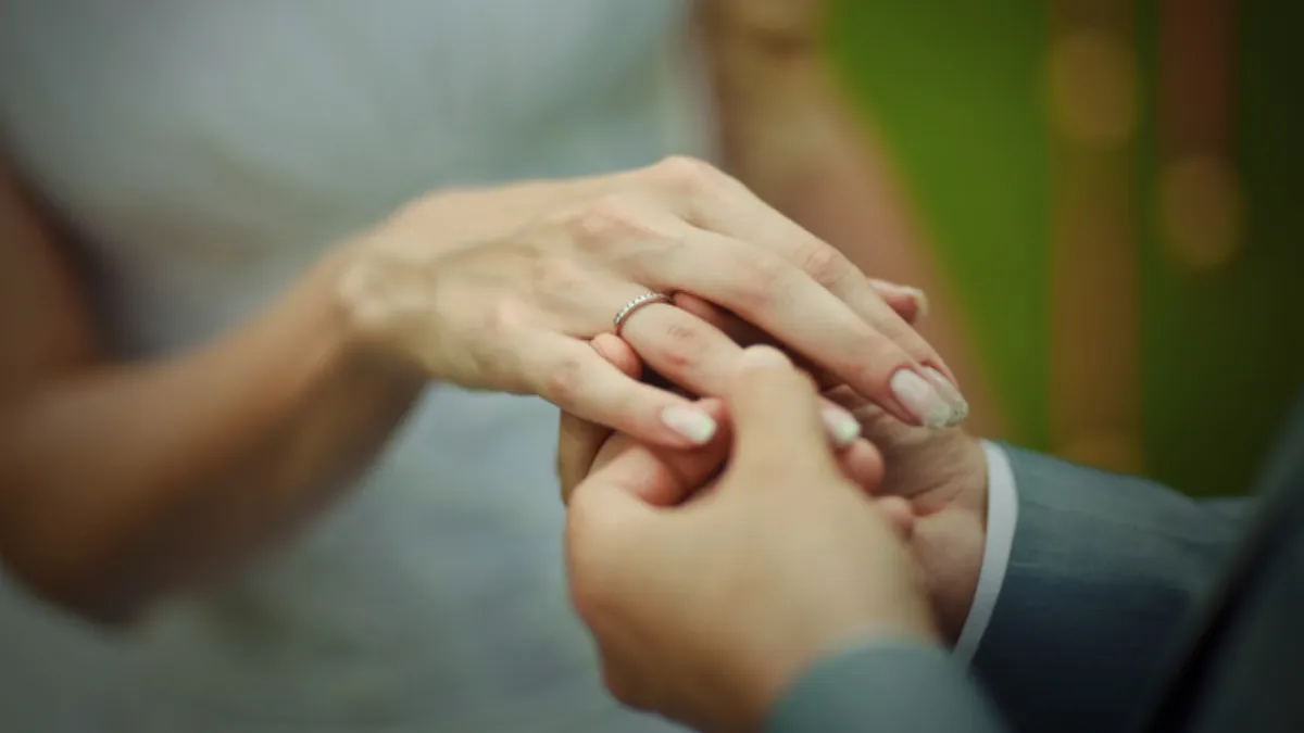 حلقه ازدواج در دست راست نشانه چیست؟