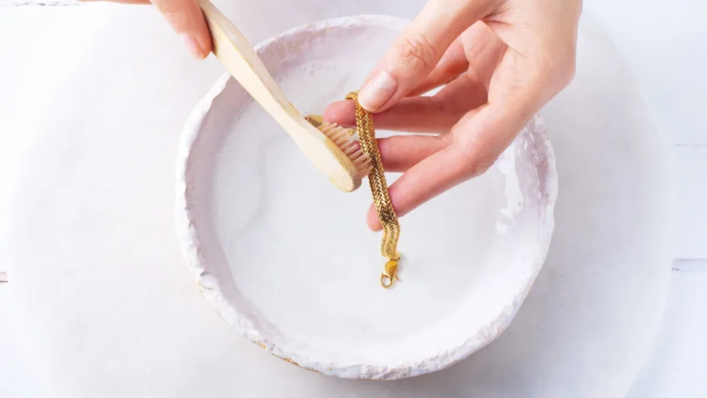 آب گرم و صابون برای براق کردن طلا