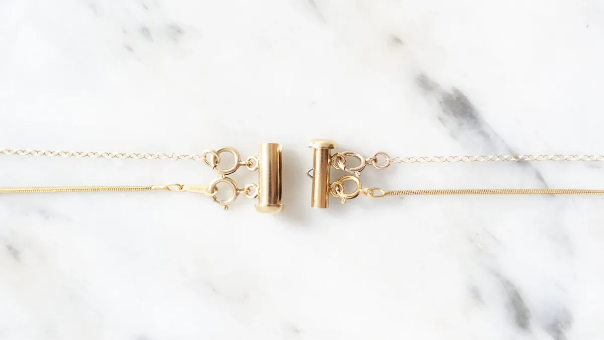 انداختن چند گردنبند با هم