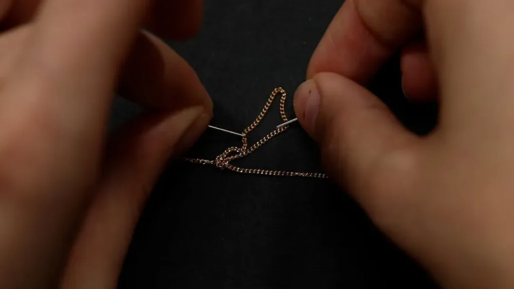 باز کردن گره گردنبند با سوزن خیاطی