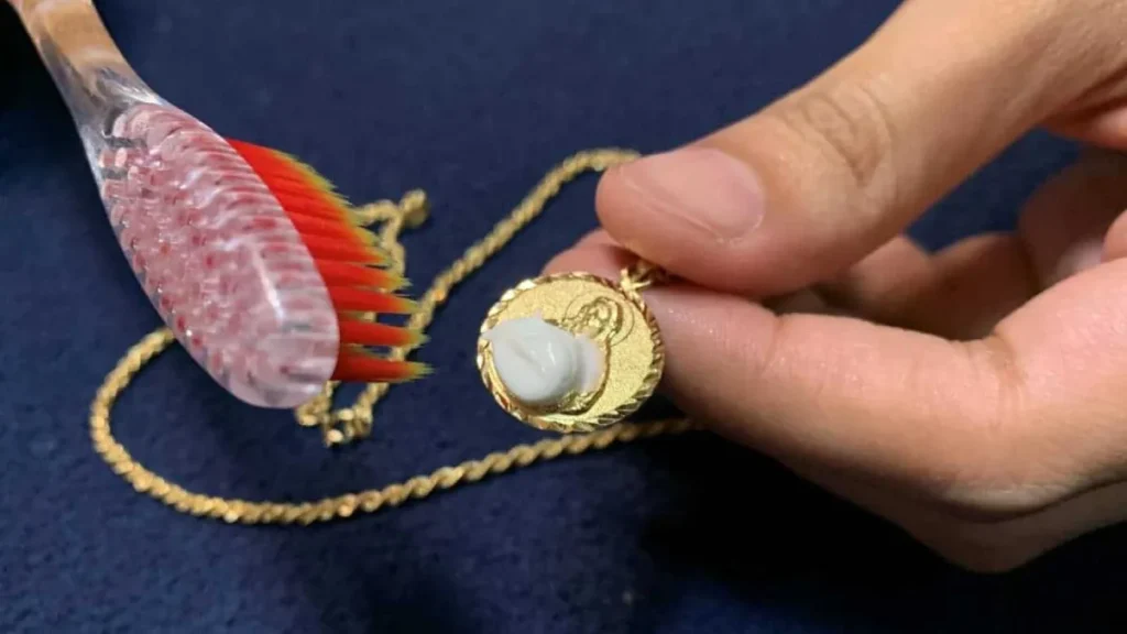 خمیردندان برای براق کردن طلا