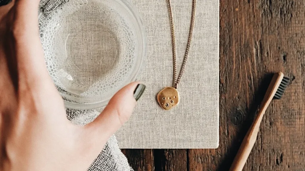 مایع ظرفشویی و نمک برای براق کردن طلا